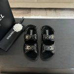p半拖350 凉鞋P360 真皮底30 chanel 25新魔术贴凉鞋版面！ 顶级对版货！ 所有的颜色我家都有！ 鞋面进口面料，垫脚内里羊皮，原版五金扣。 均配