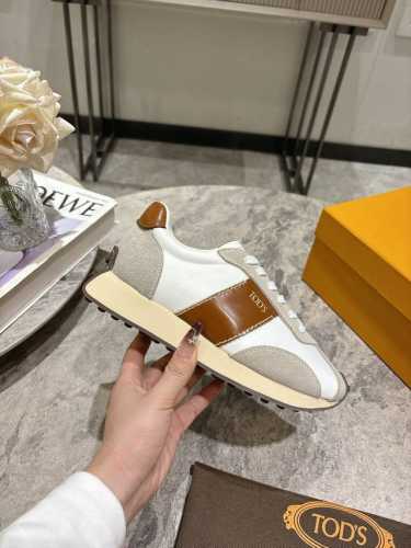 布面420 tod's新品运动阿甘鞋。 这款最大醒目之处就是颜色饱和度极高！及其浓郁的色彩＋撞色拼接的设计充满阳光活力，这股力量甚至可以感染到身边的人，使人心情