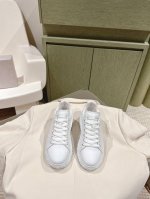 460 | 224 jimmy Choo*最新休闲鞋，专柜主打系列！代购级别！面料选用原版一致牛皮烫钻柳丁工艺，搭配Jc元素的珍珠刺绣襄钻工艺，绝绝子的系列组合