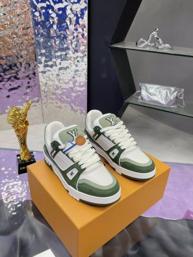 工厂价： 原版开发 品质出货 欢迎对比 Lv板鞋系列 Lv Trainer Maxi运动鞋将成衣系列的宽松廓形引入virgilabloh笔下的lvtrainer