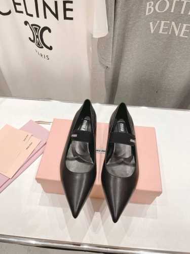 高版本出厂价 Miumiu 缪缪新款平底尖头玛丽珍鞋 非常低调的一款单鞋 乖巧减龄 上脚显腿长又高级 舒适度也做到完美 日常穿着超级合适 穿脱方便 鞋面：进口胎