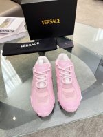 明星同款露思同款versace 全新推出的一款 Sneakers : Galaxia来自范思哲ss25的超轻德训。脚感无敌好男女都可，百搭不挑人。几乎可以驾驭任