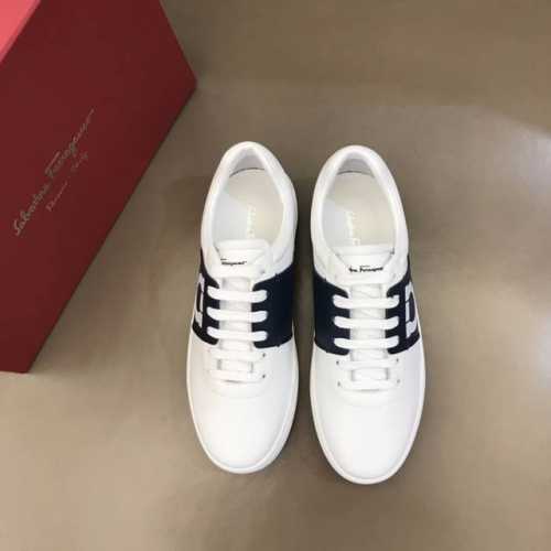 Salvatore Ferraga** 男士低帮时尚运动鞋，这款休闲鞋结构新颖，由柔软的小牛皮＋头层羊皮里制作，鞋面的撞色元素凸显大胆前卫气息，鞋内的高科技织物