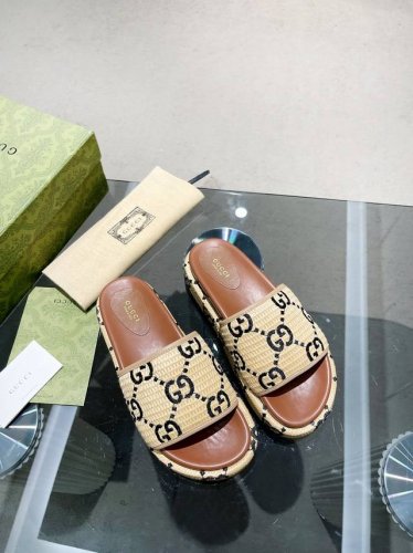 情侣款 古驰Gucci最新限量厚底拖鞋 。顶级品质发售 购入正品开发 . 材质.工艺与原版一致鞋面：原版特殊印刷工艺绣花内里：透染羊皮大底：意大利私模大底码数：