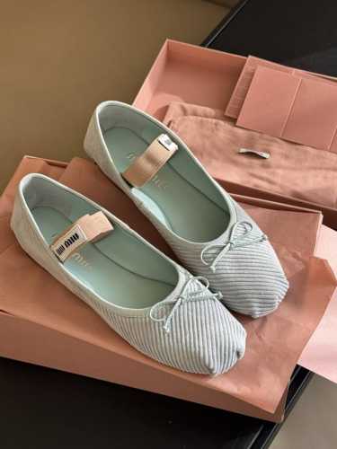 顶级品质 miumi u ss25 new arrival～miu家显嫩神器，穿起也太舒服了灯芯绒鞋面的质感都超好，很显可爱特别仙女♀羊皮内里 羊皮垫脚，意大利