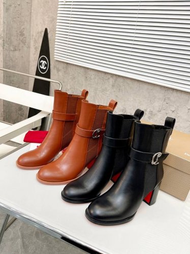 元： Christian Louboutin Cl 年重磅推出新款粗跟厚底靴，采用亮泽小牛皮材质打造。侧面亮眼点缀 松紧 镀金 Christian Loubou