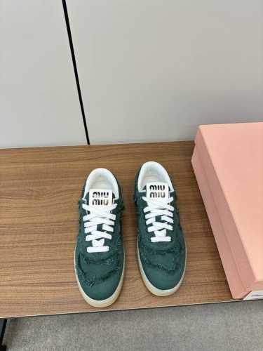 Miumiu 24新款乞丐休闲鞋 Miu Miu 缪缪大秀上爆出的这双流苏乞丐球鞋 后全球各大代购官网火爆上市. 仿旧复古破碎的毛边很随意不羁又能体现单宁美感，