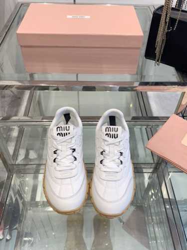 Miu Miu 缪缪 25ss 春夏新款 饼干鞋 阿甘鞋 休闲运动鞋miumiu最新爆款 前卫大胆的设计，Miu Miu风格融于此款厚底帆布运动鞋的简约线条，别