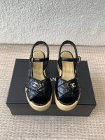 CHANEL2025春夏最新面料★★★★★ 众多明星网红上脚，国内外博主刷爆的一个百搭系列，春夏衣橱搭配必备 凉鞋首选. 鞋面：进口超柔羊皮 内里: 进口水晶羊