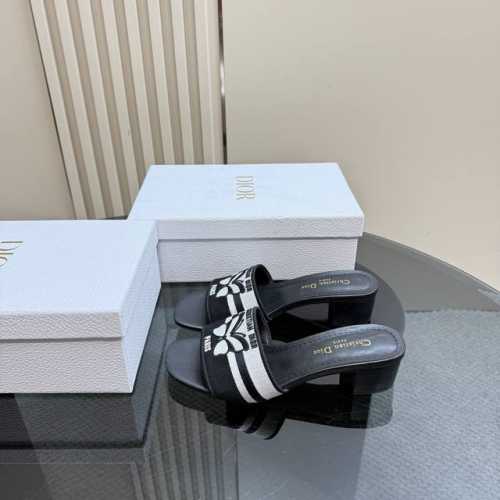 平底 高跟 Miss Dior 迪奥经典巴黎走秀款新品一字拖鞋系列这款Miss单鞋系列巴黎走秀爆款，优雅时尚。采用漆皮皮革精心制作，款式简约，鞋面饰以金色饰面金