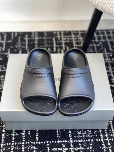 代购级 BALENCIAGE 巴黎世家 Pool Crocs 合作款厚底拖原版1:1还原，单码单模，大小合适，舒适度满满，后跟和原版一致有码标，所有鞋面颗粒感，