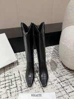 Khaite Aw 秋冬经典复古长靴 西部风裸靴主宰 24Ss秀场，牛仔靴无疑是历久弥新的其一鞋款，而秋冬系列靴履则是超脱经典的出色之作 各大ins时尚博主基本
