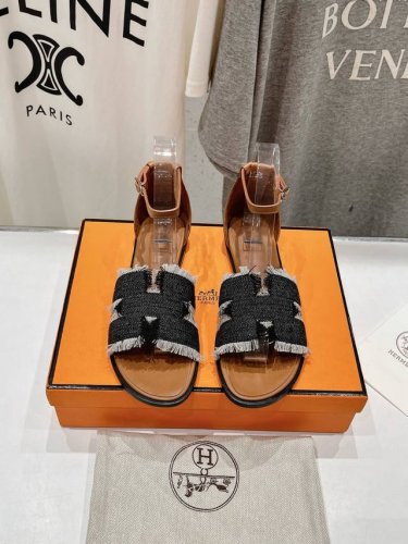 高版本出厂 Hermes*H家2024最新升级版经典h拖鞋 度假旅游必备神器#由爱马仕首席设计师pierrehardy亲自打造经典高端鞋履系列## 购入正品1: