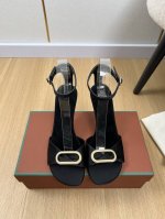 高版本 Loro Piana 2025L P2055春夏新品 专柜最新走秀款坡跟凉鞋系列泰裤辣！妥妥神器一枚 很有型 很轻便，脚感满分夏天真的太需要百搭鞋了，怎
