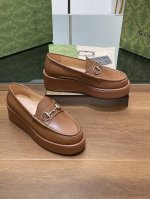 Gucci 古奇2024秋冬新品厚底水台马鞍扣 马衔扣坡跟乐福鞋 牛皮 原版套楦 高端品质 品牌经典元素为这款精致的马衔扣乐福鞋注入隽永格调。光面皮与浅金色调配