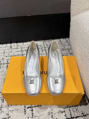 Louis Vuitton 25 Swing最新 5.5粗跟 玛丽珍 单鞋 简约精致，高级感满满，尽显优雅气质～ 上脚超好看，拉满了夏日美鞋绝绝子啊 鞋面：进口