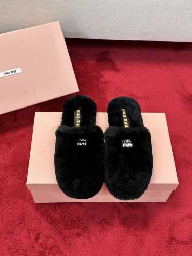 厂价 Miumiu经典秋冬字母毛毛拖鞋 这季节美鞋太多这款毛拖 真的是让我无法自拔真太可爱了～ 大底我们选用的是与原版一样的tpu材质 底片耐磨防滑！！ 码数：