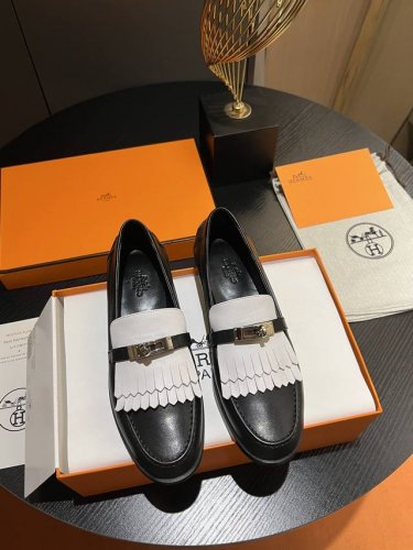 Hermes 爱马仕最新 早春新款单鞋，今年h最新限量色凯莉mini Kelly扣 单鞋，纯进口特定小牛皮，手工制作.高端订制 正品开模定制 手工缝制.珐琅工艺