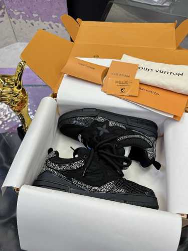 出厂价 面包鞋 又加新颜色啦 4 路易威登走秀滑板鞋爆款， Louis Vuitton Trainer无疑是奢侈品牌推出的最成功的sneaker之一，不过探索的