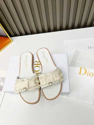 dior 代购级 迪奥 Dior 新色 新元素 Dior 春夏新款圆头 珍珠 露趾拖鞋 ，上脚复古又百搭。市面顶级版本。 鞋面：原版开模布料 内里：水染羊皮内里