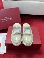 顶级版本代购级roger Vivier Fw25 Rv2025春夏新款钻扣穆勒拖鞋经典鞋型，经典水晶方扣，厚底增高效果满分超级好搭配的夏季单品可甜可飒～经典又好