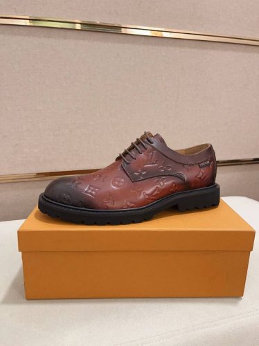 工厂价: #LOUIS VUITTO*新品系列ss爆款新品 休闲皮鞋、头层牛皮 经历3个月改色完美蜕变、鞋面五金扣和鞋口侧饰有路易威标识、鞋垫和鞋底有品牌标识