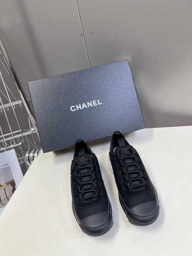 CHANEL香奈儿经典运动鞋超级网红系！超多网红上脚，专柜超火香奈儿的世界一直是女生梦寐以求的，简约的隔板设计 超级演绎多重质感效果，最抢眼LOGO双C也是超爱
