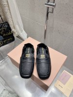 miumiu缪缪 秋冬新款玛丽珍芭蕾舞鞋MiuMiu秀场 复古风独一无二的来自Miu Miu系列的细节特写 新季的潮流要素一 适当面料：进口原版进口羊皮 内里：