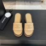 CHANE*｜小香25C春夏新品度假厚底链条双C拖鞋这一季度假凉拖系列真的超美！搭配链条双C五金装饰 简约百搭上脚超级美的 怎么看怎么好看 Go 材质： 鞋面采