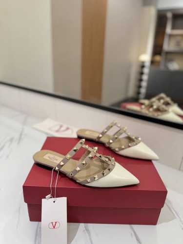 出厂价Pp： Valentino 华伦天奴铆钉 Vt经典平底尖头拖鞋，顶级复刻！侧身弧线完美，原版开模定制不生锈铆钉 特别有质感的五金衬托出满满的高级感，带给您