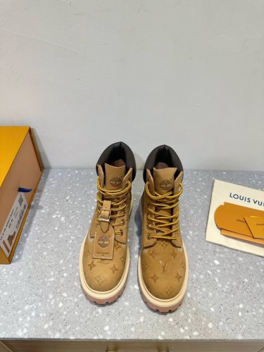 男码+10 Lv X Timberland 添柏岚 联名款 老花 大黄靴 及踝靴 短靴 Lv X Timberland 及踝靴取材 Monogram 压纹防水正