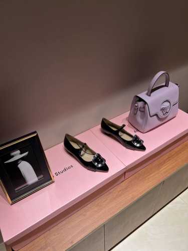 Miu Miu 24S早春新品粗跟 尖头玛丽珍鞋系列！ 满满的少女心，款式设计可爱优雅不乏美艳色彩，简简单单又藏着小心机，优雅大方低调显气质，可咸可甜真的太美了