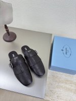爆款流苏拖鞋 PRADA 黄色 平底设计 简约设计 搭配 logo 的设计和简约的线条 很有格调 简单纯粹得色调 原版开模 舒适炸街 原版 咖啡色 小牛皮 高级