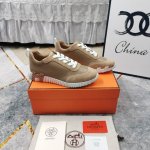升级版厂价：女 男+10新配色出货 HERMES 低帮休闲鞋高版本 重磅出货面料：进口牛皮拼接羊京大底：超轻IP材质 踩棉花脚感 跟高：3.5cmSize：女3