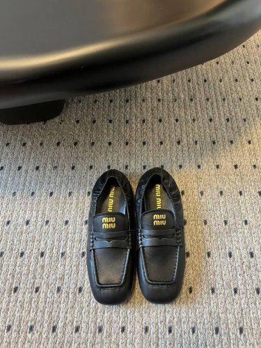 顶级品质 Miu Fw24 New Arrival～ Miumiu秋冬新款粗m平底金币乐福鞋 M家这款小方头平底乐福鞋非常合适柔软舒适 保留了经典金币乐福鞋的鞋