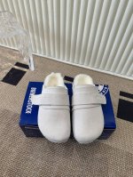 birkenstock 博肯毛毛包头鞋 万年经典勃肯强势推出，一个品牌就是一个鞋子类型，其构造鉴于人体工学设计，让脚完全解放舒适打 造的，采用纯天然软木一次性压