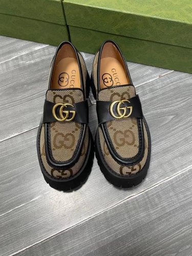 Gucci 最新最火爆的双G扣英伦学院风复古厚底乐福鞋各地专柜纷纷卖断货的一款 最近厚底单鞋都很火爆 就是因为好显瘦 搭配G家标志性的铜制扣 后跟部分3D电脑刺
