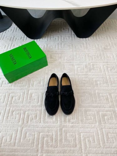 出厂 Bottega Venet*女士astaire乐福鞋 原版一比一做法 一致五金 当今流行的又一趋势 天花板啦3色百搭 精致平底 包裹面料 同色跟皮 用心设