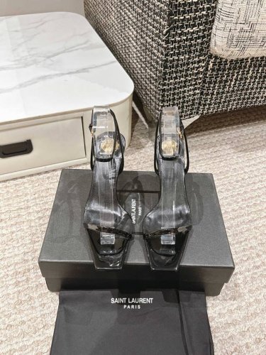 Saint Laurent圣罗兰 YSL25年蛇年新款小金条高跟凉鞋无论是派对还是通勤♀，一双合适的鞋子总能让你光彩照人。今天就向大家安利这款绝美高跟凉鞋，经典