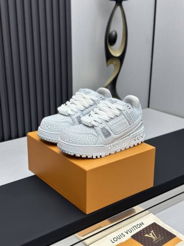 莞产淋胶顶级版本 ！Lv 早春淋胶胖丁情侣款，全新trainer2代胖丁鞋亮相！ 新款鞋型在鞋面设计上并没有太大的改动！而是鞋型变得更大更宽，更厚以及鞋舌变大取