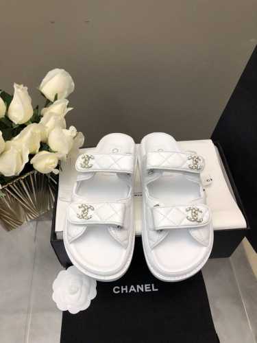 chanel 25p 凉鞋新品小香魔术贴拖鞋25春夏新品经典款的改造，太好看了吧！菱格松糕底沙滩凉鞋 拖鞋 优雅高贵 舒适百搭鞋面：小羊皮垫脚：羊皮鞋底：牛皮底