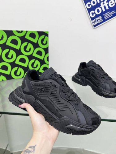 高端版本高质量原单品质 D0Lce & Gabbana 今年的主打款式 没有之一 超火超帅气的休闲鞋此款传承了d家一贯有点浮夸而不失时尚的风格 精湛的做工 众多