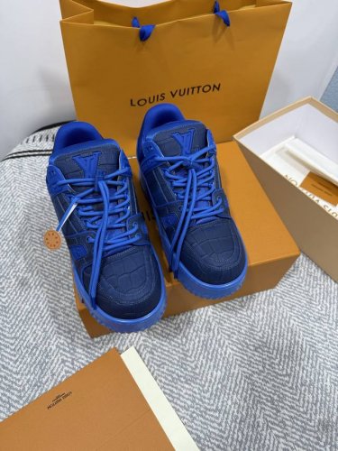 p530 面包鞋 顶级级版本 Lv-路易-威登 Pk市场一切版本 情侣款 走秀新款 篮球板鞋 代购品质 原版1：1开发复刻！！上脚非常舒适 做工精细 鞋面由意大