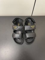 prada 24Ss新款沙滩鞋 搭配三角扣 Logo 的设计和简约的线条 很有格调 简单纯粹得色调 原版开模 舒适炸街 黑色面料选用 小羊皮材质 Logo 双层