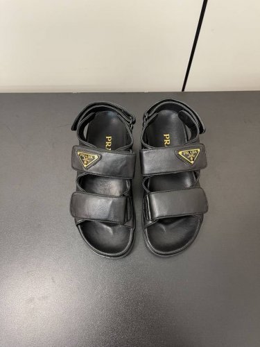 prada 24Ss新款沙滩鞋 搭配三角扣 Logo 的设计和简约的线条 很有格调 简单纯粹得色调 原版开模 舒适炸街 黑色面料选用 小羊皮材质 Logo 双层