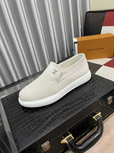 出厂价： Lv* 最新爆款休闲鞋，顶端品牌奢侈～代购，顶级～质量。鞋面選用进口透气牛皮搭配材质透气羊皮垫脚 精细做工。原版个性时尚柔软橡膠耐磨底，上脚轻巧舒适，