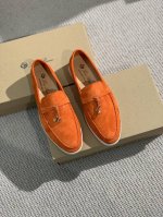羊京高版本， 年升级流苏单鞋版。 意大利手工品牌 Loro Piana 诺悠翩雅主要专注 手工鞋 材料都是采用进口羊京超级舒适的乐福鞋 当下早就火爆全球 面料进