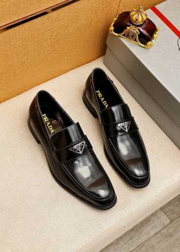 商品商标：Prada 普拉达 休闲皮鞋 正码码数: 38-44 45订制 商品材料：精选 进口头层开边珠牛皮鞋面+原版五金扣，进口水染牛皮内里。强烈立体视觉效果