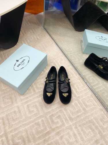 出厂380 Prada 25Ss 普拉达秋冬新品 实力来袭 玛丽珍单鞋 芭蕾舞鞋 超级爆系列爆品，各大网红明星乔欣，程潇，同款圆头三角扣（玛丽珍单鞋）！ 时髦百