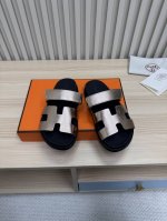 Hermes 爱马仕火到不行的情侣款二舅拖 凉鞋拖鞋,搭配各种彩色袜子，潮爆了！ 鞋面：进口牛皮 羊京皮 布面 掌纹皮内里：进口牛皮 羊皮大底：Tpu防滑耐磨大